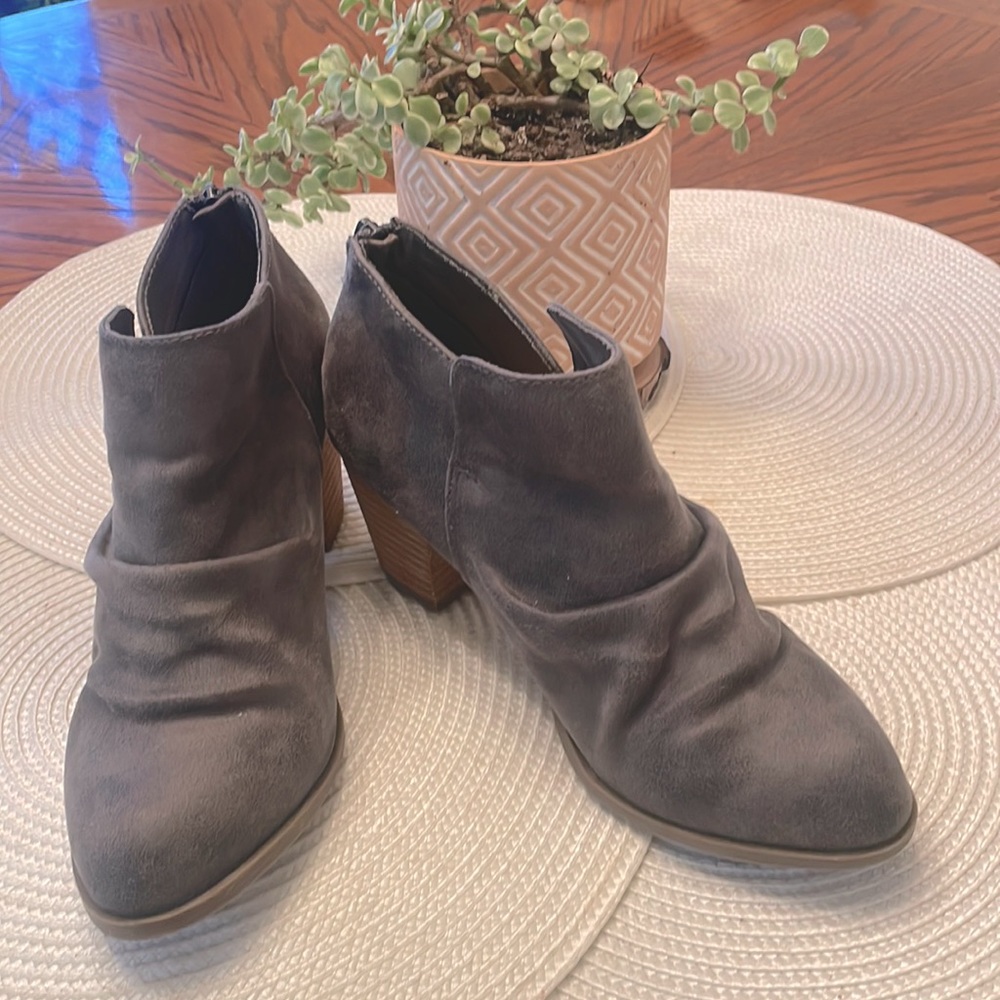Size 7.5 Report gray booties